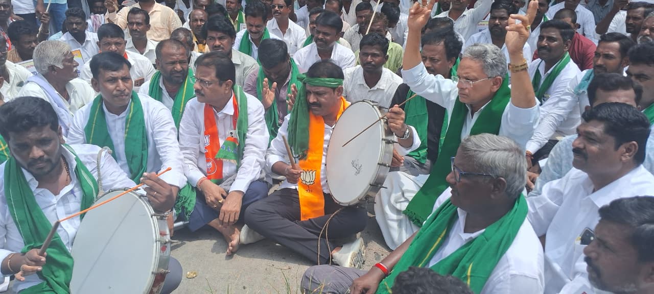 ಎಕರೆಗೆ ₹50 ಸಾವಿರ ಬರ ಪರಿಹಾರಕ್ಕೆ ಆಗ್ರಹಿಸಿ ರೈತರ ಬೃಹತ್ ಪ್ರತಿಭಟನೆ