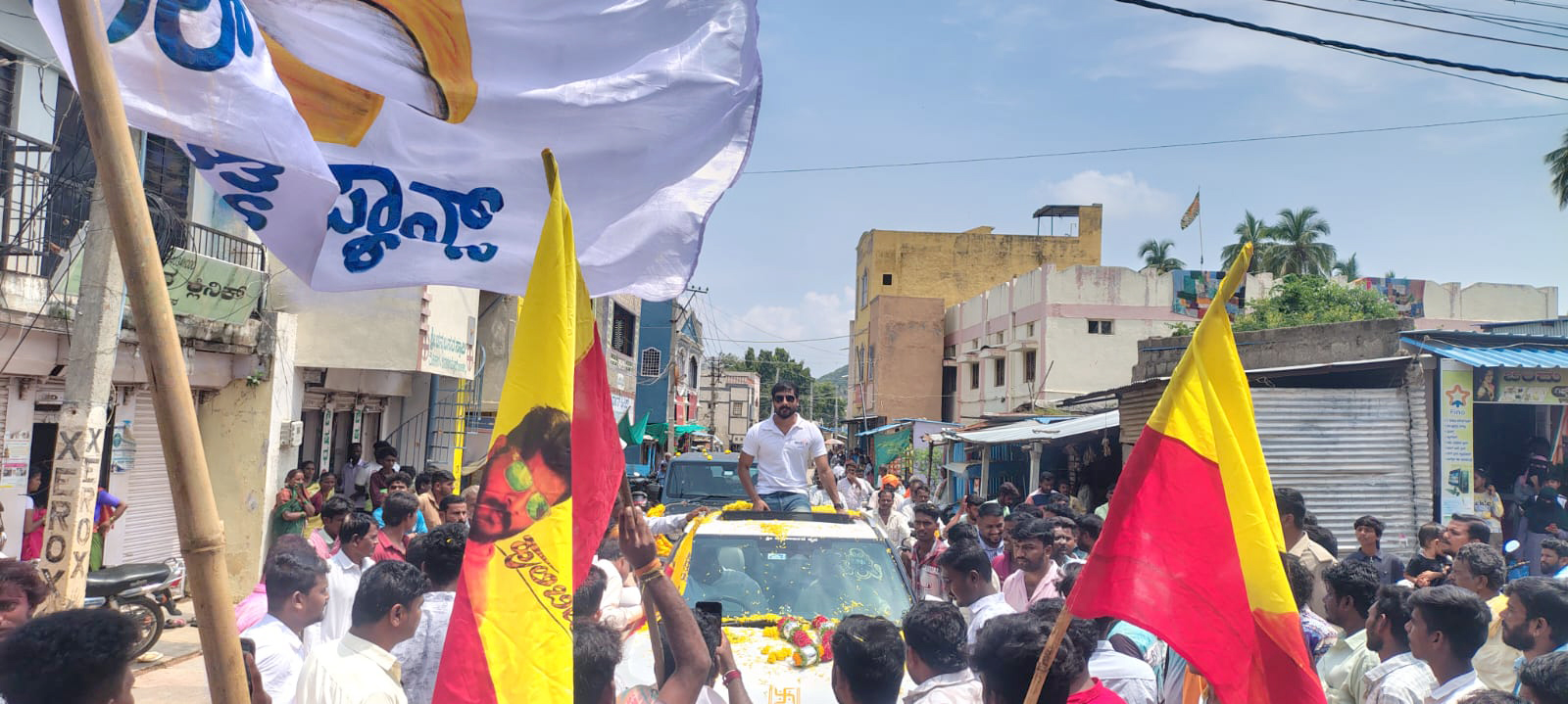 ‘ದೇವದುರ್ಗ ನನ್ನ ಮನೆಯಂತಿದೆ’: ‘ಹುಲಿ ಬೀರ’ ಚಿತ್ರದ ಪ್ರಚಾರಕ್ಕೆ ಜಾಲಹಳ್ಳಿಗೆ ನಟ ಅಂಜನ್ ಆಗಮನ