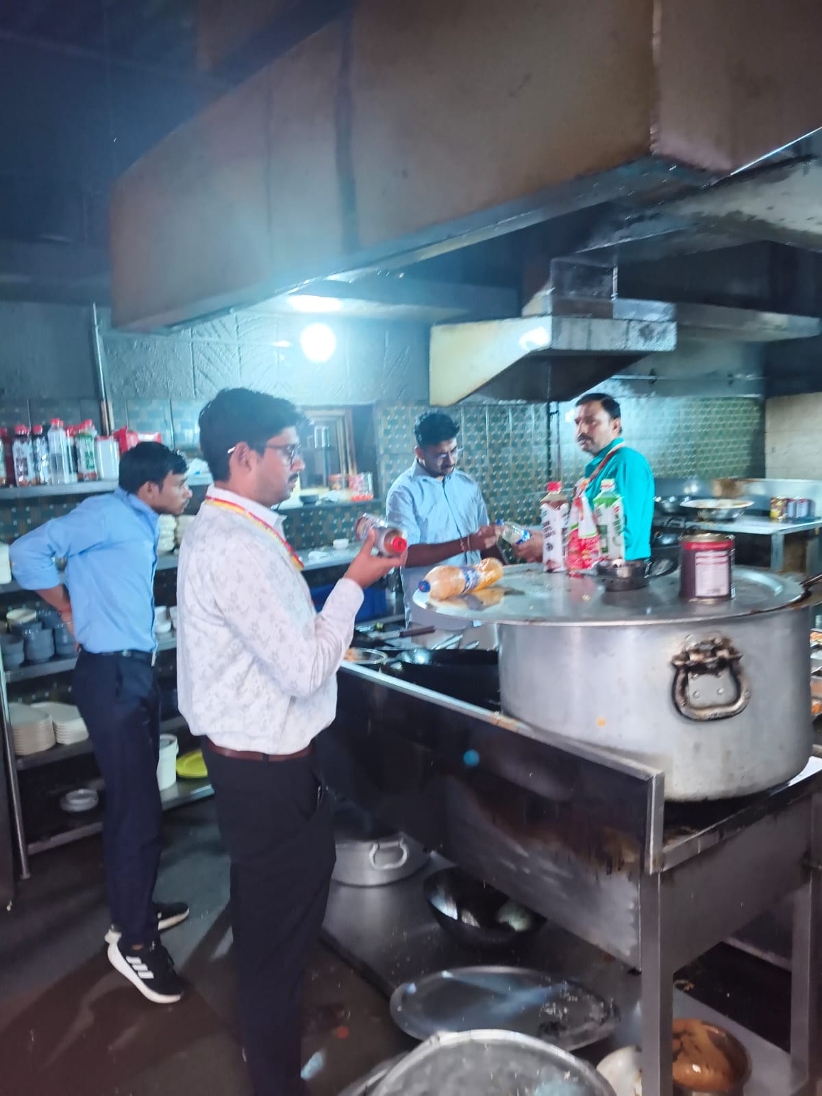 ಹೋಟೆಲ್‌ಗಳ ಮೇಲೆ ದಿಢೀರ್ ದಾಳಿ, ಭಾರಿ ದಂಡ