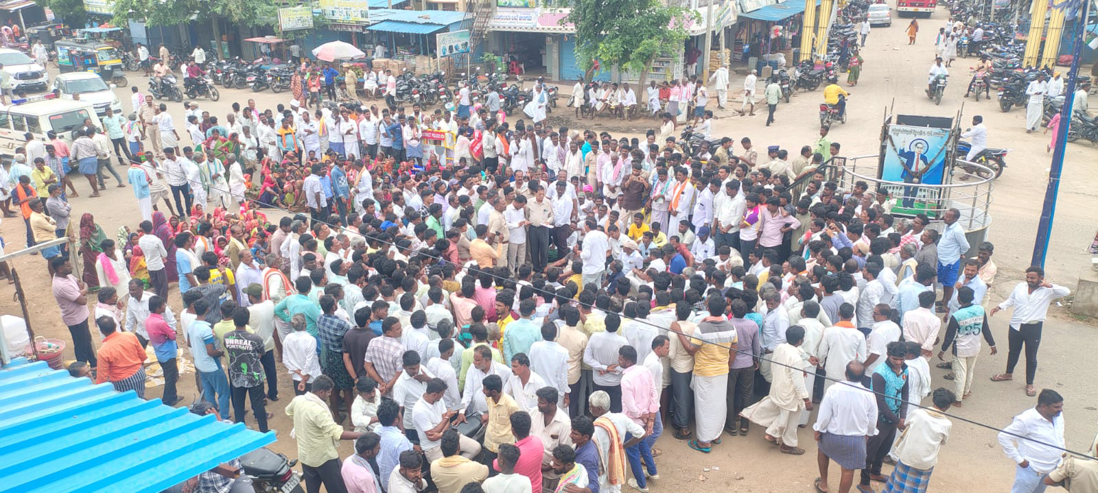 ಬುಲೆರೋ ಡಿಕ್ಕಿ: ಇಬ್ಬರು ಸಾವು, ಪರಿಹಾರಕ್ಕೆ ಆಗ್ರಹಿಸಿ ಹೆದ್ದಾರಿ ತಡೆ