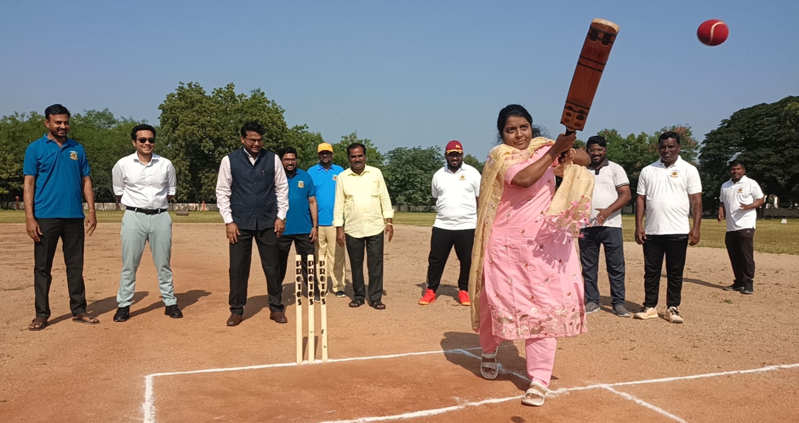 ಬೆಳ್ಳಿ ಮಹೋತ್ಸವ: ಪತ್ರಕರ್ತರು–ಅಧಿಕಾರಿಗಳ ಸೌಹಾರ್ದ ಕ್ರಿಕೆಟ್‌ಗೆ ಚಾಲನೆ