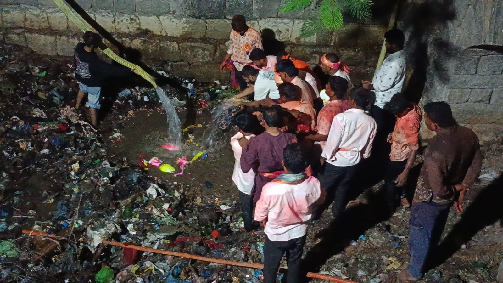 ಪುರಾತನ ಬಾವಿಯ ಕಸ ತೆರವು ಮಾಡಿ ಗಣೇಶ ವಿಸರ್ಜಿಸಿದ ಬಾಲರಾಮ ಶಾಲೆ ಯುವಕರು