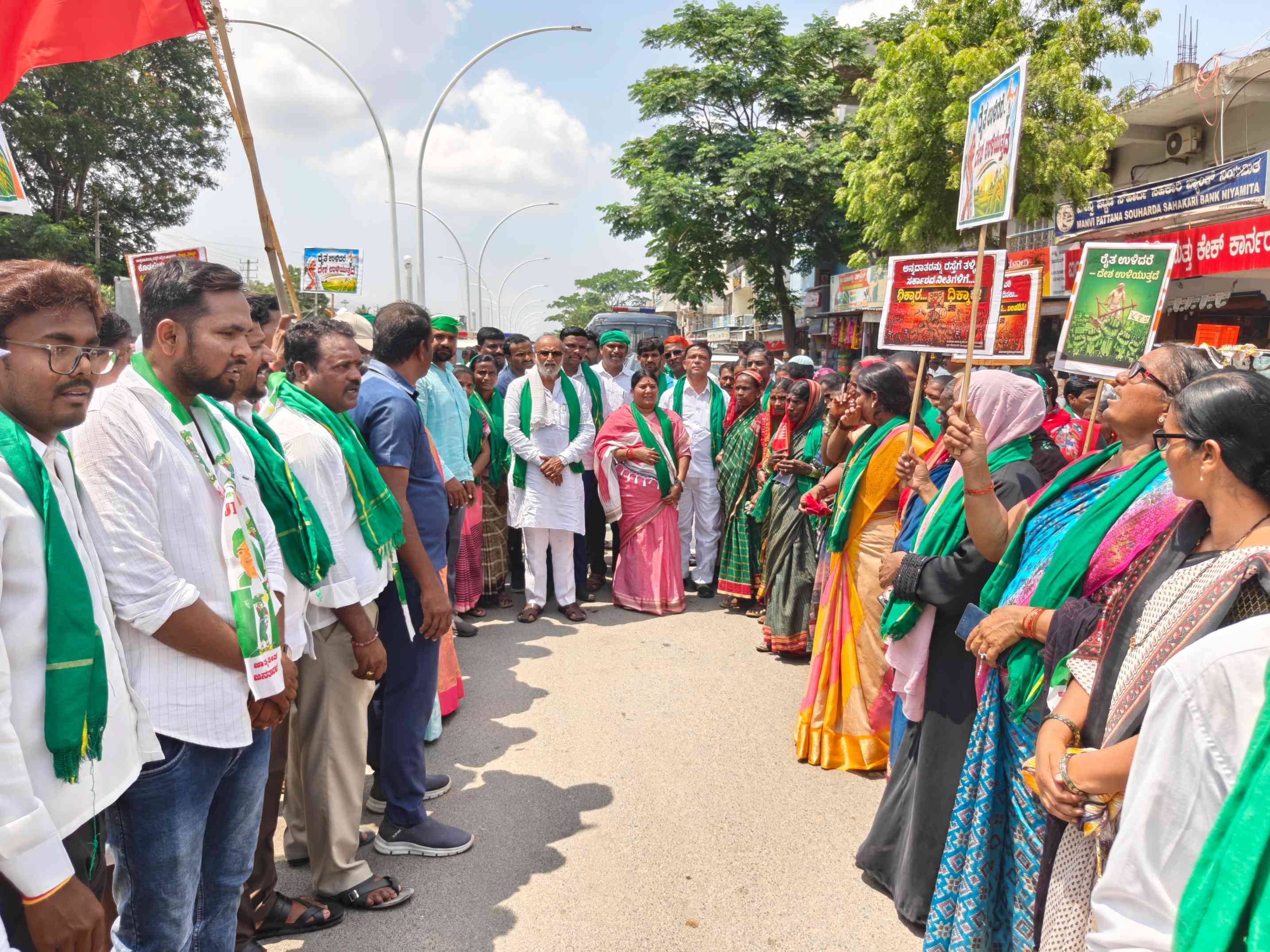 ಬರ ಪರಿಹಾರ, ನೀರಾವರಿ ಸಮಸ್ಯೆ ಪರಿಹಾರಕ್ಕೆ ಆಗ್ರಹಿಸಿ ಜೆಡಿಎಸ್ ಪ್ರತಿಭಟನೆ