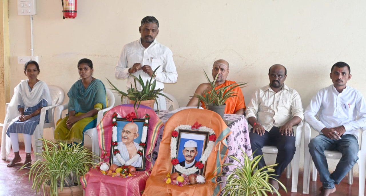 ಗಾಂಧೀಜಿ–ಶಾಸ್ತ್ರಿ ಆದರ್ಶಗಳನ್ನು ಜೀವನದಲ್ಲಿ ಅಳವಡಿಸಿಕೊಳ್ಳಿ: ಸಾಬಣ್ಣ ಗಟ್ಟುಬಿಚ್ಚಾಲಿ