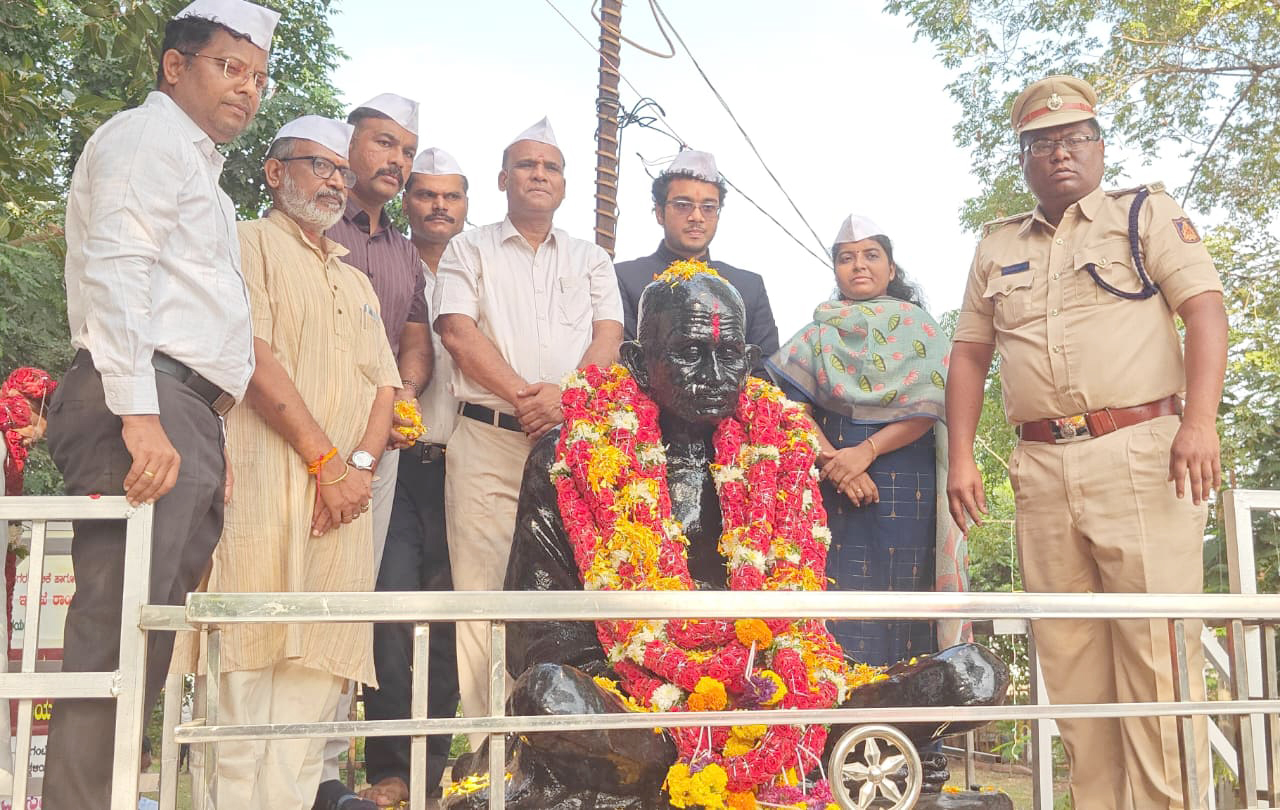 ಗಾಂಧೀಜಿಯವರ ಸತ್ಯಾಗ್ರಹ, ಅಹಿಂಸಾ ಮಾರ್ಗ ಇಂದಿಗೂ ಪ್ರಸ್ತುತ: ಜಿಲ್ಲಾಧಿಕಾರಿ ಪೂವಿತಾ ಎಸ್.