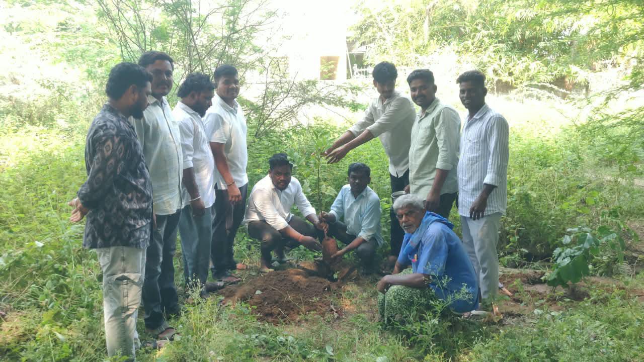 ಸಸಿ ನೆಟ್ಟು ಅರ್ಥಪೂರ್ಣವಾಗಿ ಹುಟ್ಟುಹಬ್ಬ ಆಚರಿಸಿದ ಸಚಿನ್ ಖಾನಾಪುರ