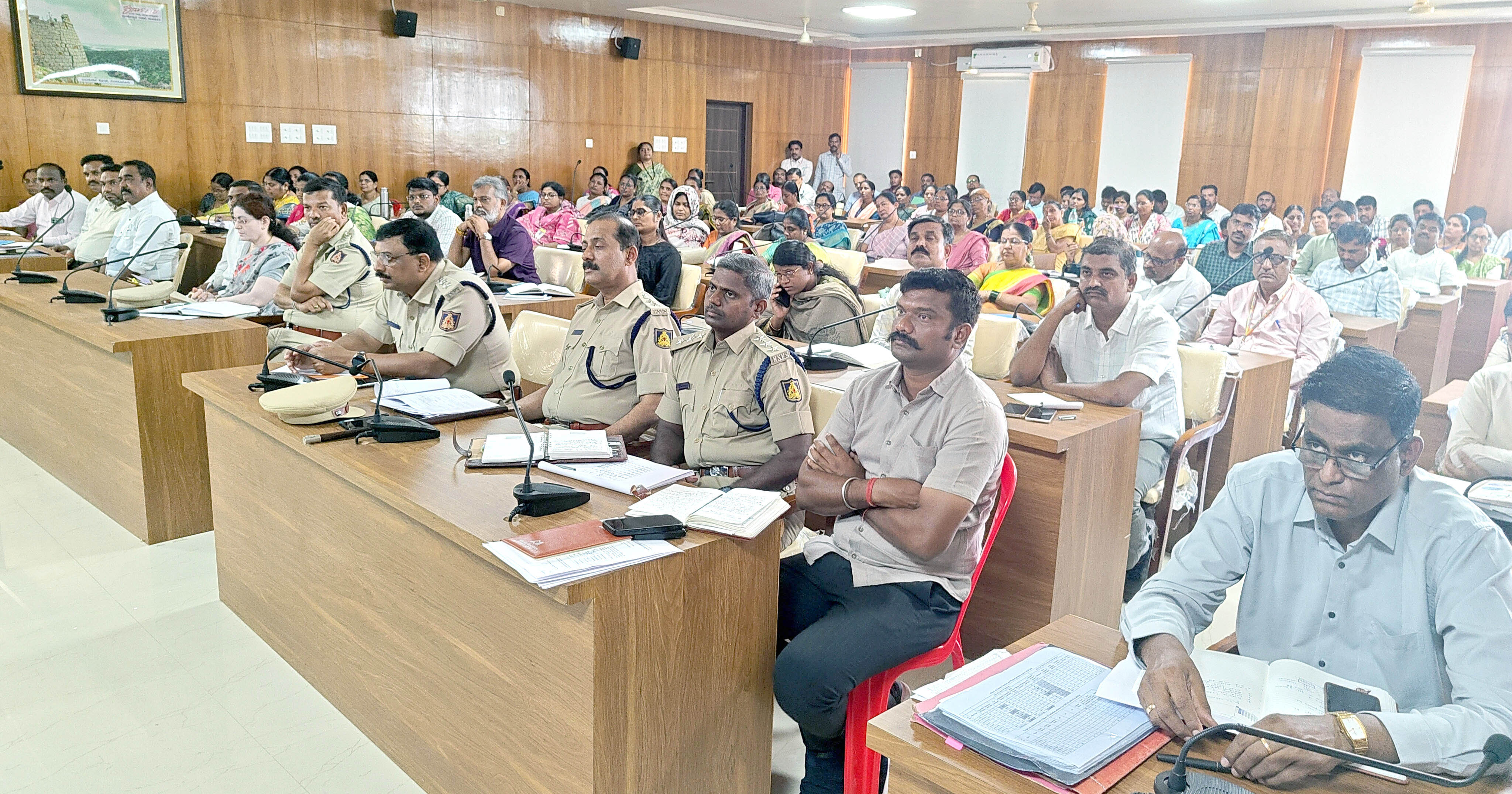 ಇಲಾಖೆಯ ಅಧಿಕಾರಿಗಳು ಸಮನ್ವಯದಿಂದ ಕೆಲಸ ನಿರ್ವಹಿಸಿ: ಜಿಲ್ಲಾಧಿಕಾರಿ ಪೂವಿತಾ