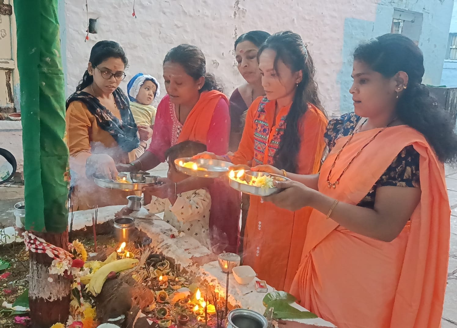 ಶರನ್ನವರಾತ್ರಿ ಅಂಗವಾಗಿ ಬೃಹಸ್ಪತಿವಾರಪೇಟೆಯ ವೀರಭದ್ರೇಶ್ವರ ದೇವಸ್ಥಾನದಲ್ಲಿ ವಿಶೇಷ ಪೂಜೆ