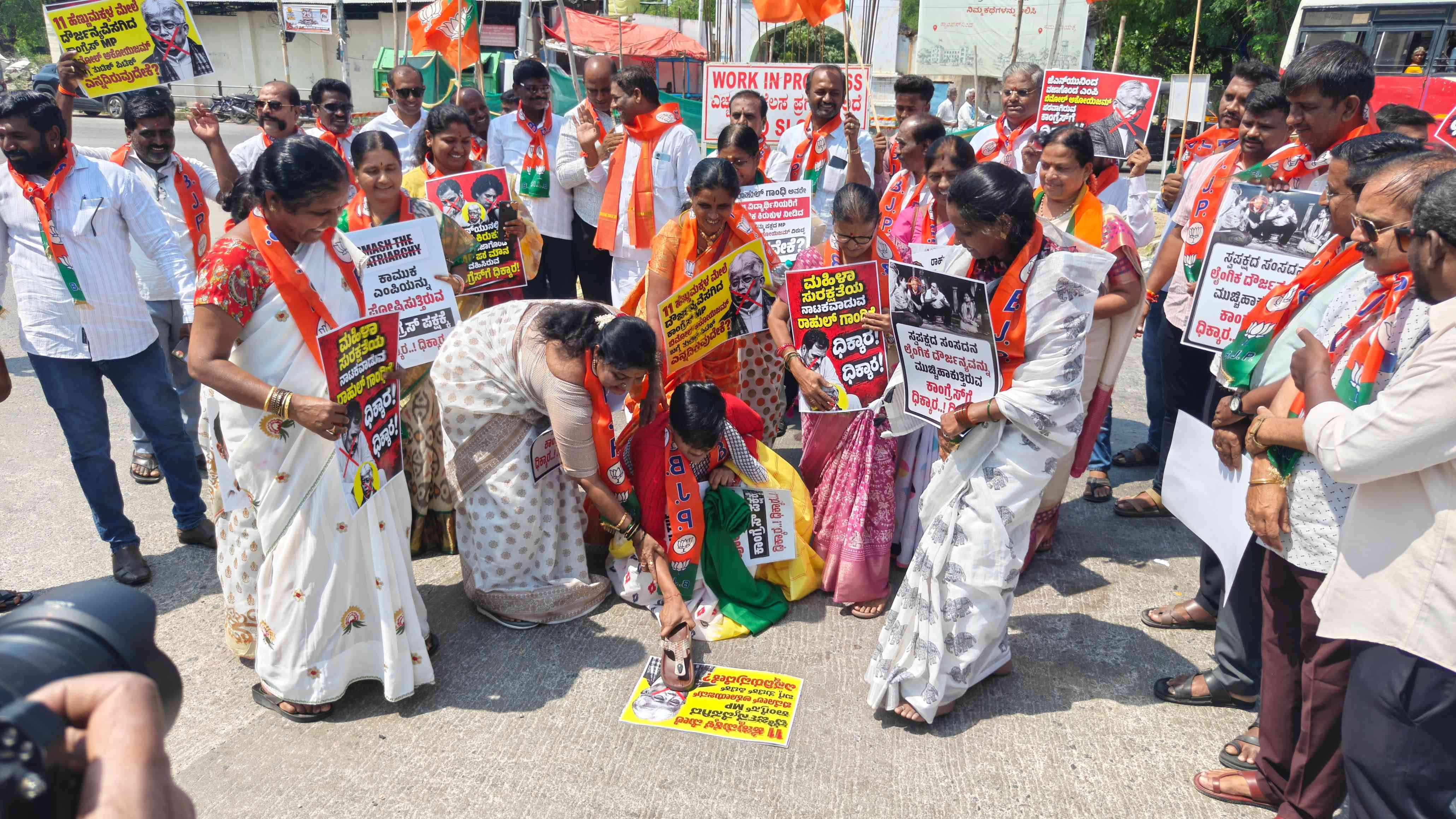 ಕಾಂಗ್ರೆಸ್ ಸಂಸದನ ವಜಾಕ್ಕೆ ಆಗ್ರಹಿಸಿ ಬಿಜೆಪಿ ಮಹಿಳೆಯರ ಪ್ರತಿಭಟನೆ