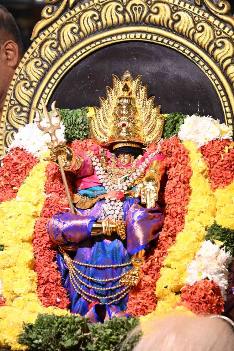 ದುರ್ಗಾಷ್ಟಮಿ ಅಂಗವಾಗಿ ಶ್ರೀ ಮಂಚಾಲಮ್ಮ ದೇವಿಗೆ ವಿಶೇಷ ಸುಗಂಧ ದ್ರವ್ಯಾಭಿಷೇಕ