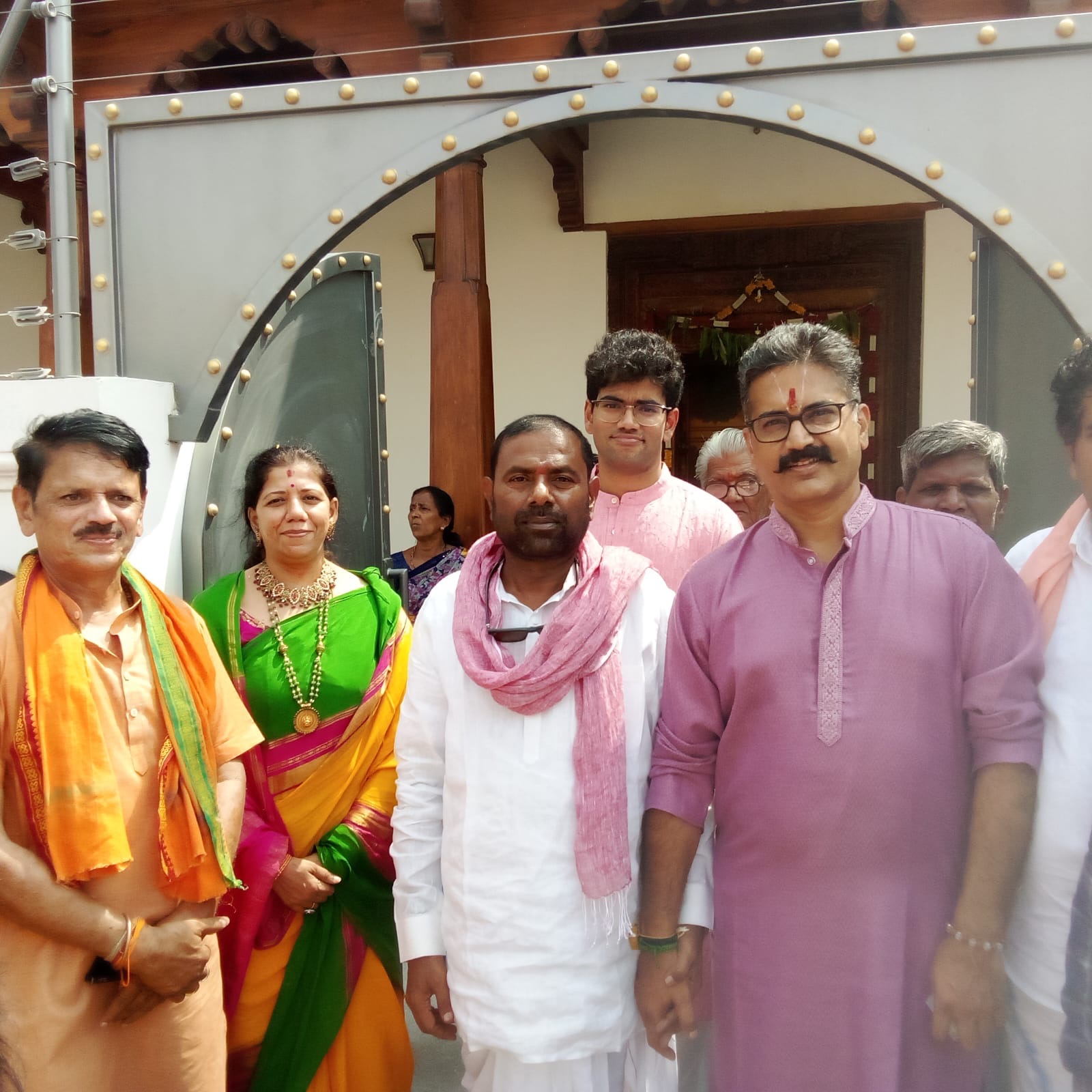 ಆನೆಗೊಂದಿಯಲ್ಲಿ ವೈಭವದ ಜಂಬೂ ಸವಾರಿ: ಡೊಳ್ಳು ಬಾರಿಸಿ ಮೆರವಣಿಗೆಯಲ್ಲಿ ಹೆಜ್ಜೆ ಹಾಕಿದ ಅಮರೇಶ್ ಕರಡಿ