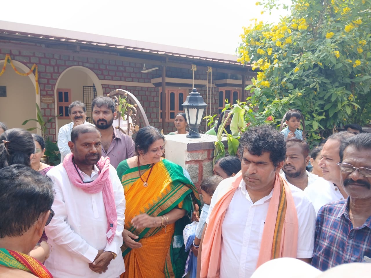 ಆನೆಗೊಂದಿಯಲ್ಲಿ ವೈಭವದ ಜಂಬೂ ಸವಾರಿ: ಡೊಳ್ಳು ಬಾರಿಸಿ ಮೆರವಣಿಗೆಯಲ್ಲಿ ಹೆಜ್ಜೆ ಹಾಕಿದ ಅಮರೇಶ್ ಕರಡಿ