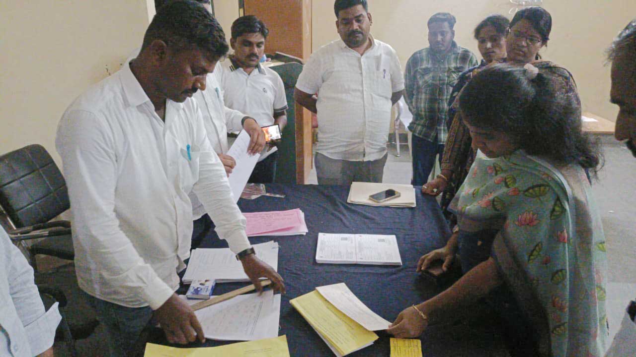 ಈಶಾನ್ಯ ಶಿಕ್ಷಕರ ಕ್ಷೇತ್ರದ ಚುನಾವಣೆ: ಮತಗಟ್ಟೆಗಳ ಸಿದ್ಧತೆ ಪರಿಶೀಲಿಸಿದ ಜಿಲ್ಲಾಧಿಕಾರಿ ಪೂವಿತಾ ಎಸ್.