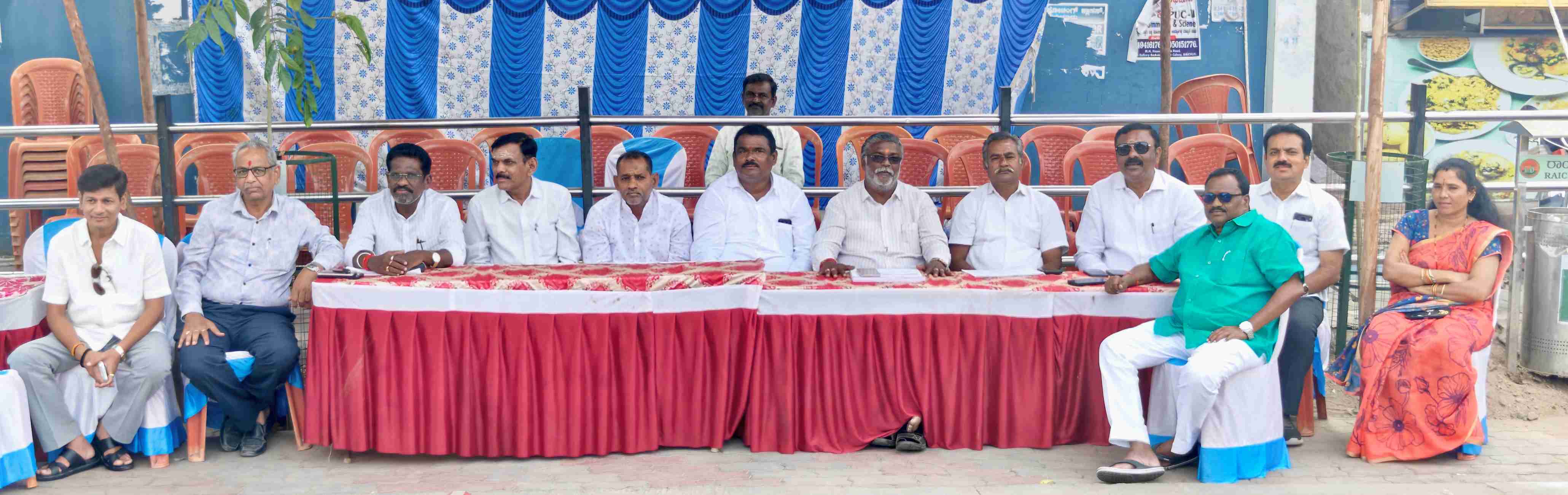 ಮತಗಟ್ಟೆ ಬಳಿ ಮತದಾರರನ್ನು ಭೇಟಿಯಾದ ಶಾಸಕ ಡಾ. ಶಿವರಾಜ ಪಾಟೀಲ್