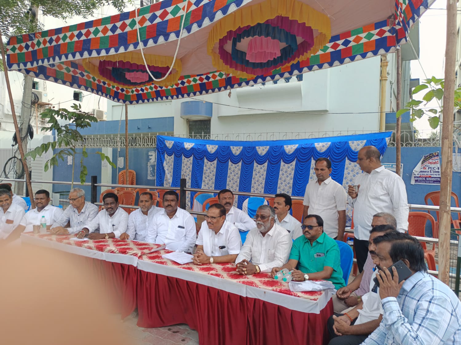 ಮತಗಟ್ಟೆ ಬಳಿ ಮತದಾರರನ್ನು ಭೇಟಿಯಾದ ಶಾಸಕ ಡಾ. ಶಿವರಾಜ ಪಾಟೀಲ್