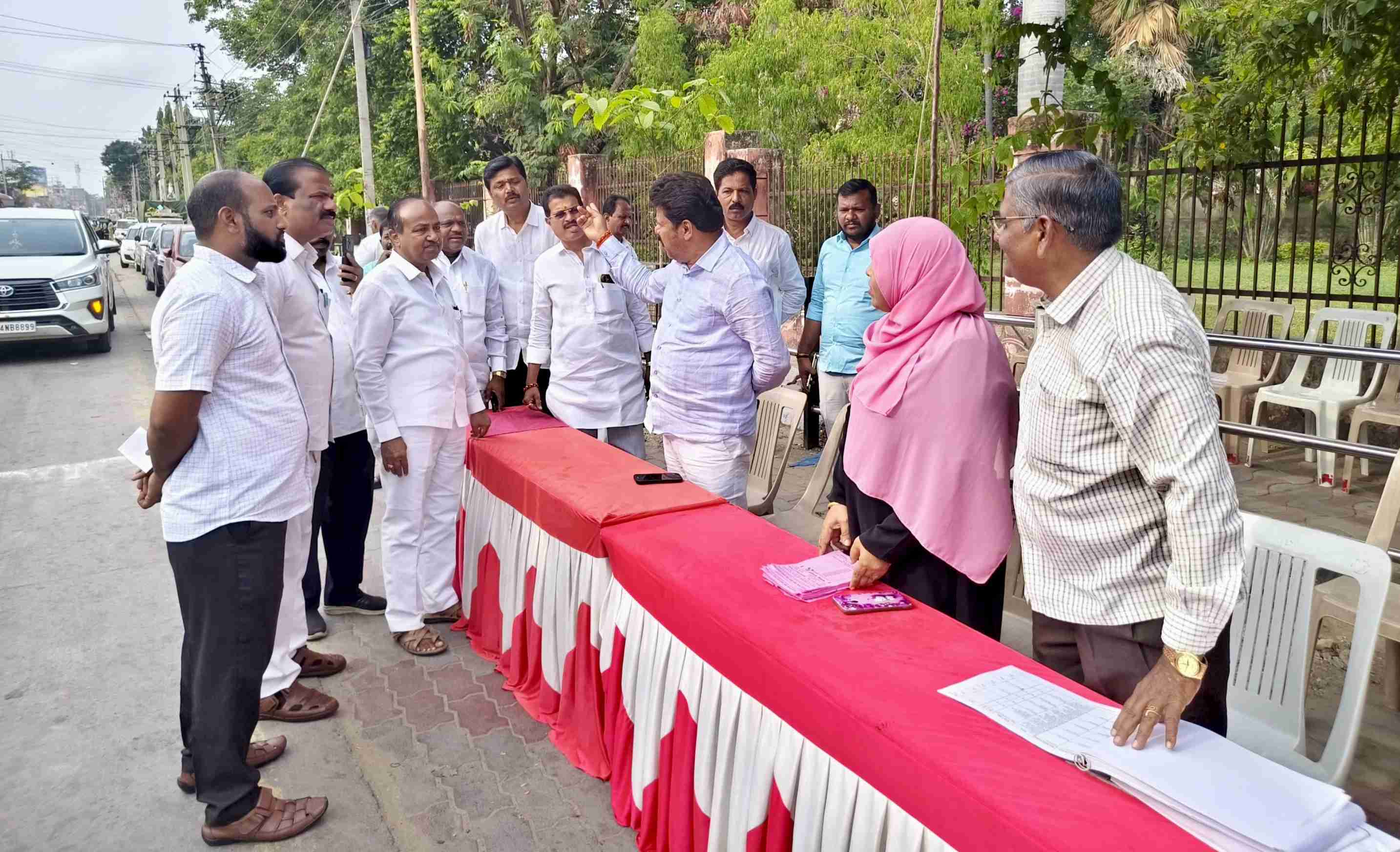 ಮತಗಟ್ಟೆಗಳಿಗೆ ಶಾಸಕ ಬಸನಗೌಡ ದದ್ದಲ್ ಭೇಟಿ, ಮತದಾನ ಪ್ರಕ್ರಿಯೆ ಪರಿಶೀಲನೆ