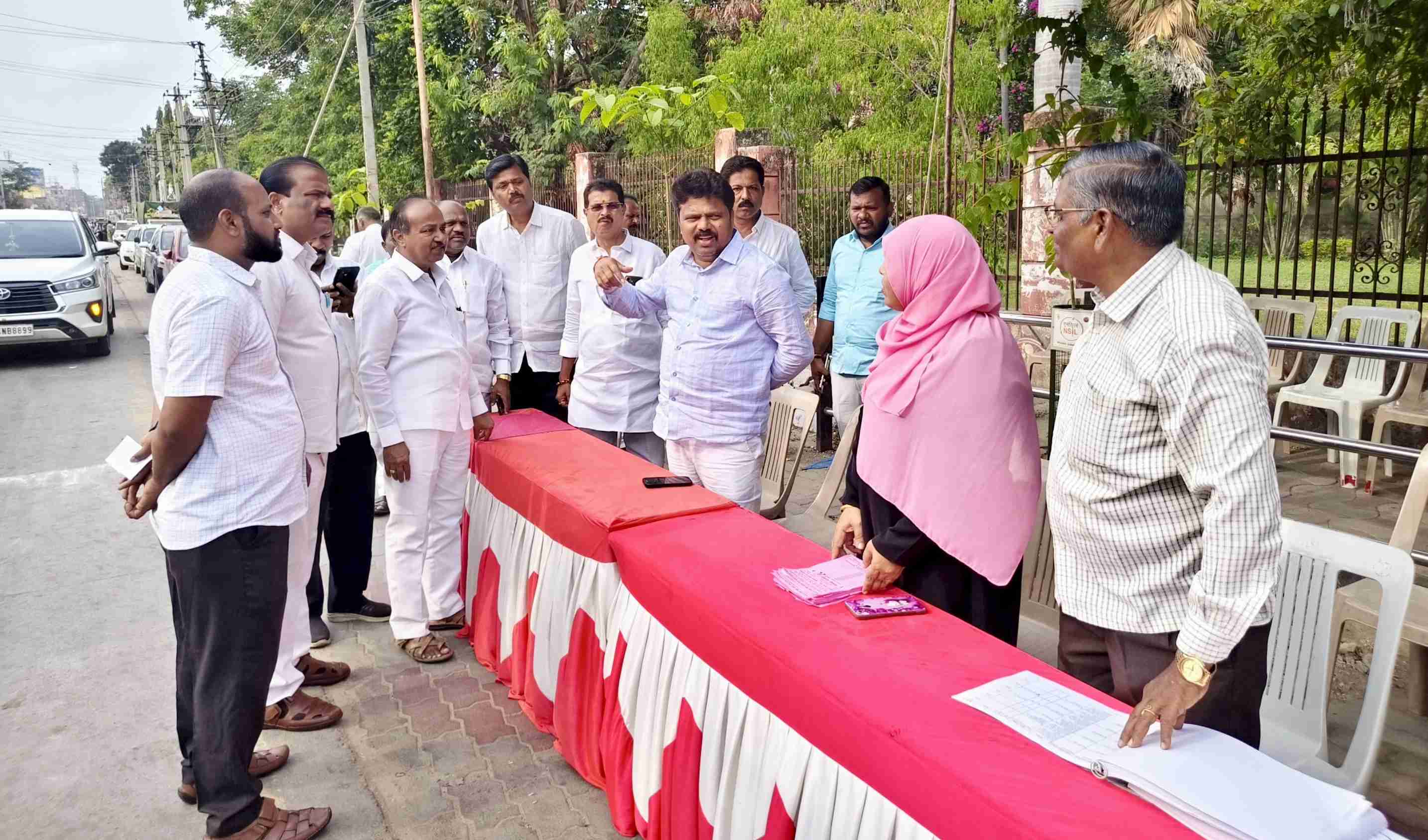 ಮತಗಟ್ಟೆಗಳಿಗೆ ಶಾಸಕ ಬಸನಗೌಡ ದದ್ದಲ್ ಭೇಟಿ, ಮತದಾನ ಪ್ರಕ್ರಿಯೆ ಪರಿಶೀಲನೆ