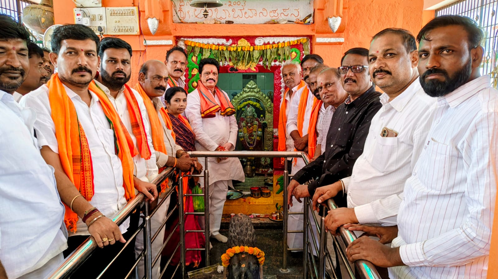 ಶ್ರೀ ಅಂಬಾ ಭವಾನಿ ದೇವಿಗೆ ವಿಶೇಷ ಪೂಜೆ, ಮಹಾಪ್ರಸಾದ ವಿತರಣೆ: ಹಾಲಿ, ಮಾಜಿ ಶಾಸಕರ ಭೇಟಿ