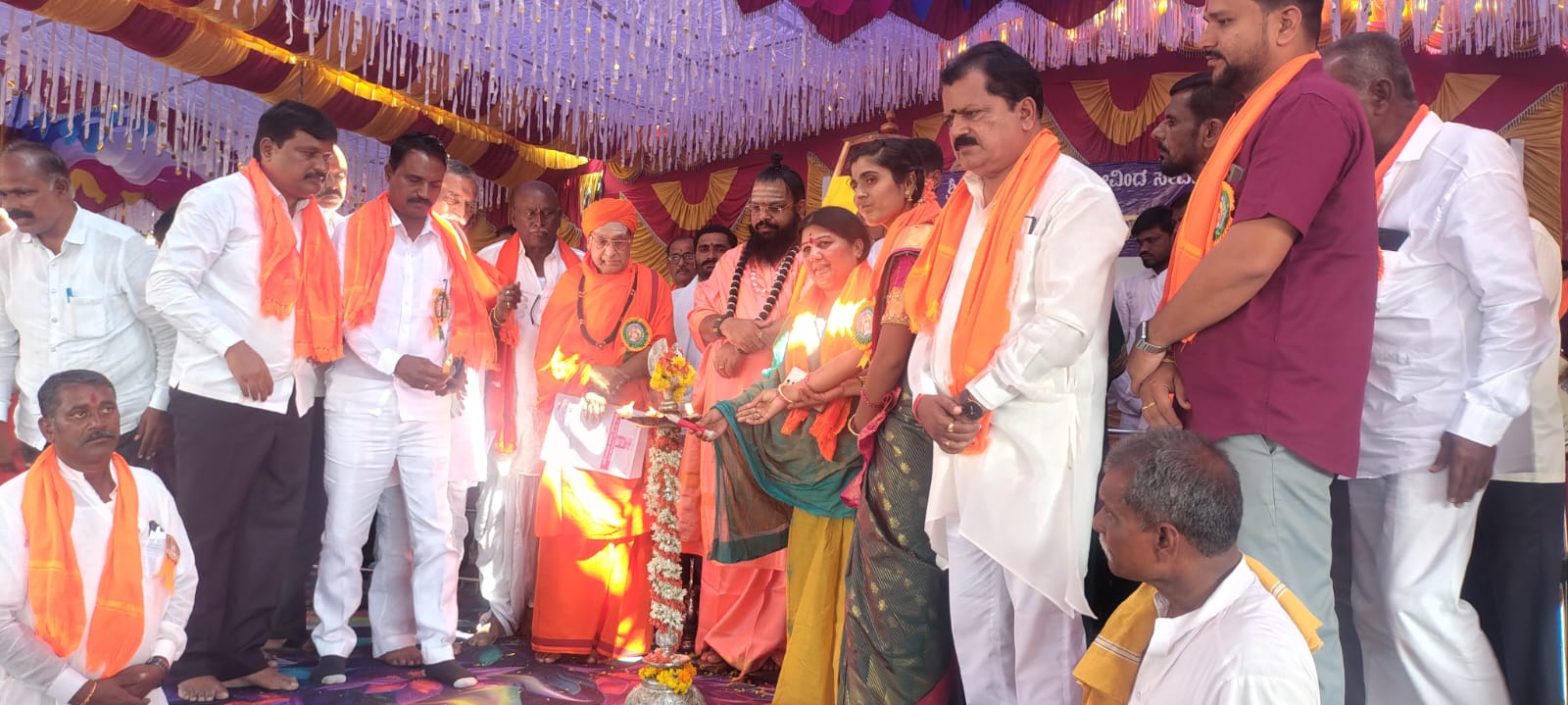 76 ಜೋಡಿಗಳ ದಾಂಪತ್ಯ ಜೀವನಕ್ಕೆ ಚಾಲನೆ: ಸಾಮೂಹಿಕ ವಿವಾಹಗಳು ಸಮಾಜಕ್ಕೆ ಮಾದರಿ ಎಂದ ಶಾಸಕಿ ಕರಿಯಮ್ಮ ನಾಯಕ