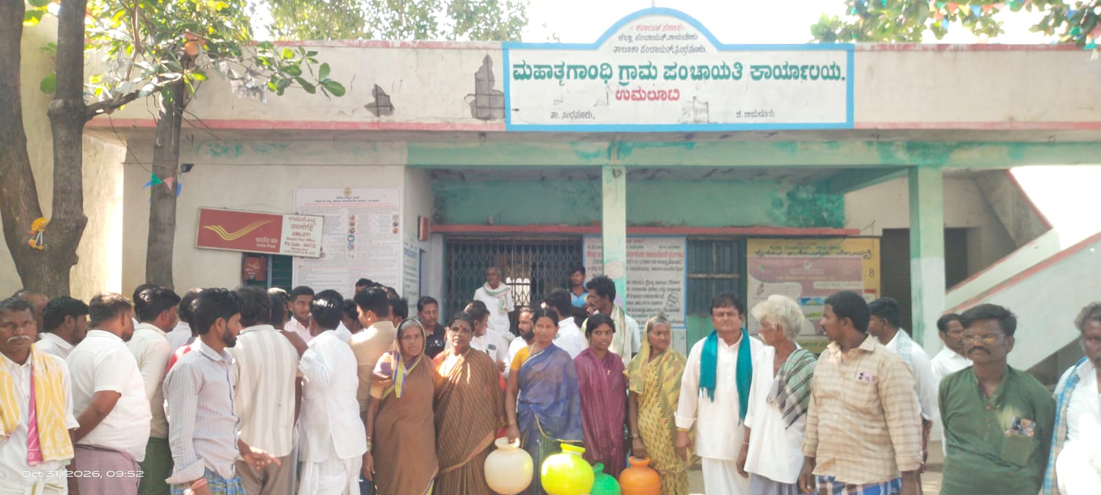 ಬುಕ್ಕನಹಟ್ಟಿಯಲ್ಲಿ ಕುಡಿಯುವ ನೀರಿಗೆ ಹಾಹಾಕಾರ: ಕೊಡ, ಬಿಂದಿಗೆ ಹಿಡಿದು ಗ್ರಾಮ ಪಂಚಾಯಿತಿಗೆ ಮುತ್ತಿಗೆ